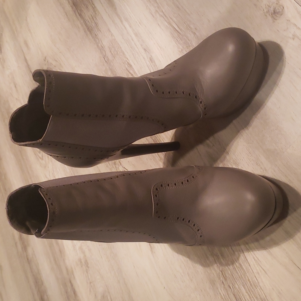 Alexander mcqueen size 38 1/2 color gray 100% Authentic